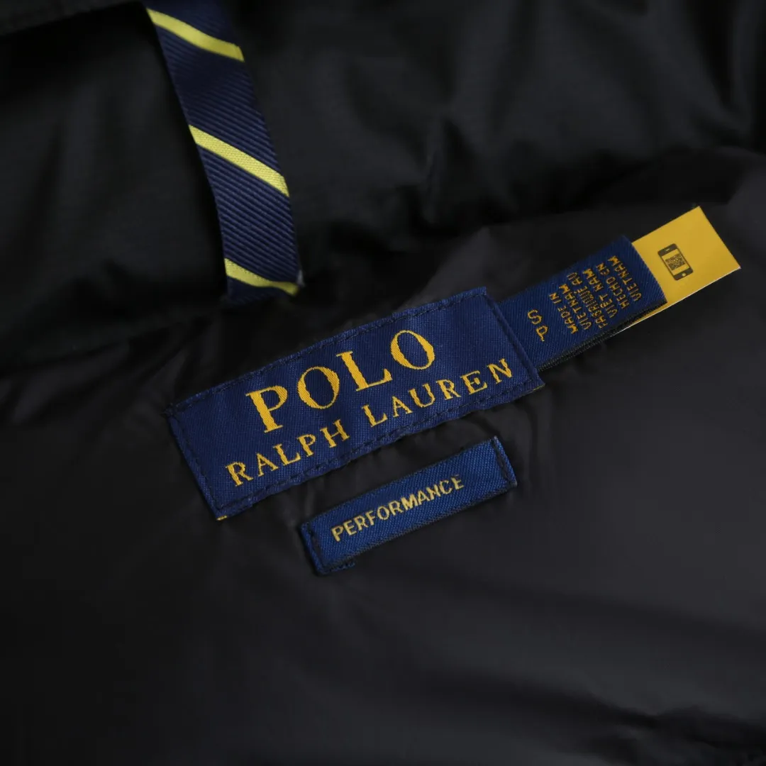 P930 Ralph Lauren Classic Red Label Down Jacket] Nylon fabric has good windproof and waterproof properties, which can effectively block the intrusion of wind and rain from the outside and keep the inside dry, suitable for wearing in humid or rainy environments.  The red label on the chest is made with an imported MECLO embroidery machine. The original pattern is scanned first, and then high-quality silk thread is used to make a pattern. The density effect is adjusted by continuous pattern making.  Detachable hood: The down jacket is equipped with a detachable nylon hood, which users can easily remove or install according to weather changes or personal preferences, which is both practical and convenient.  Exquisite details: the zipper design is simple and elegant, easy to operate; the closing design of the cuffs and hem effectively prevents the intrusion of cold wind, improving the warmth and comfort of wearing.   High-quality filling: 90 white duck down is selected, with a weight of 260g, ensuring excellent thermal insulation performance. After strict screening and processing, the velvet is not easy to drill, ensuring durability. The hangtags, wash marks, air holes, and four-button buttons are all customized from the original one-to-one mold.    Size: S M L